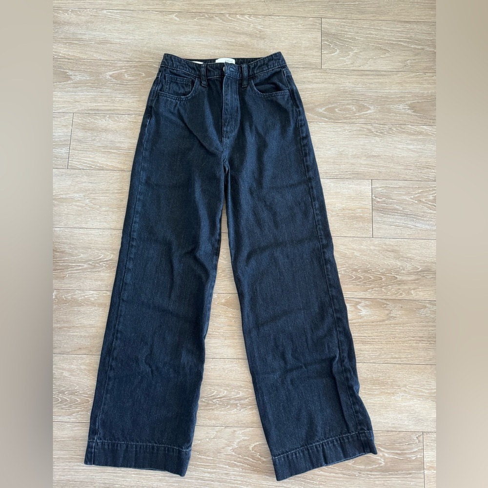 Black baggy high waisted jeans.